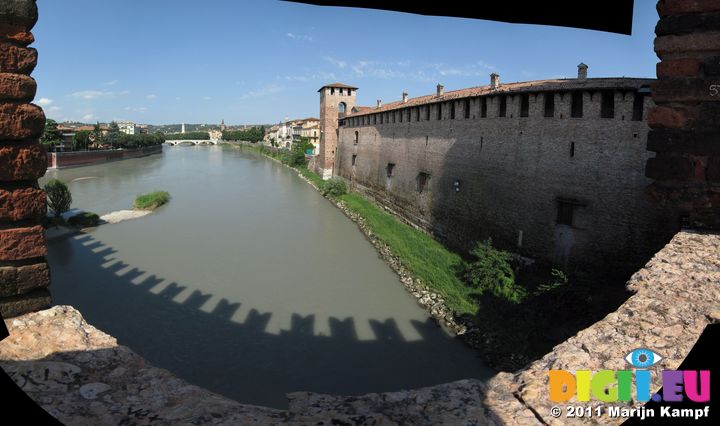 SX19347-64 Ponte di Castelvecchio, Verona, Italy